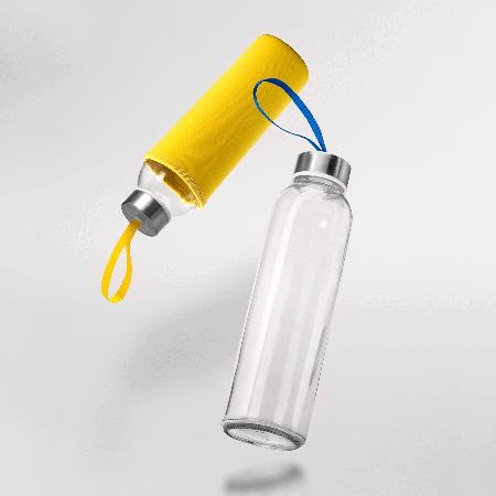 Glasflasche 500ml mit farbiger Neoprenhülle, der silberfarbene Metalldeckel ist mit einer farbigen Schlaufe versehen